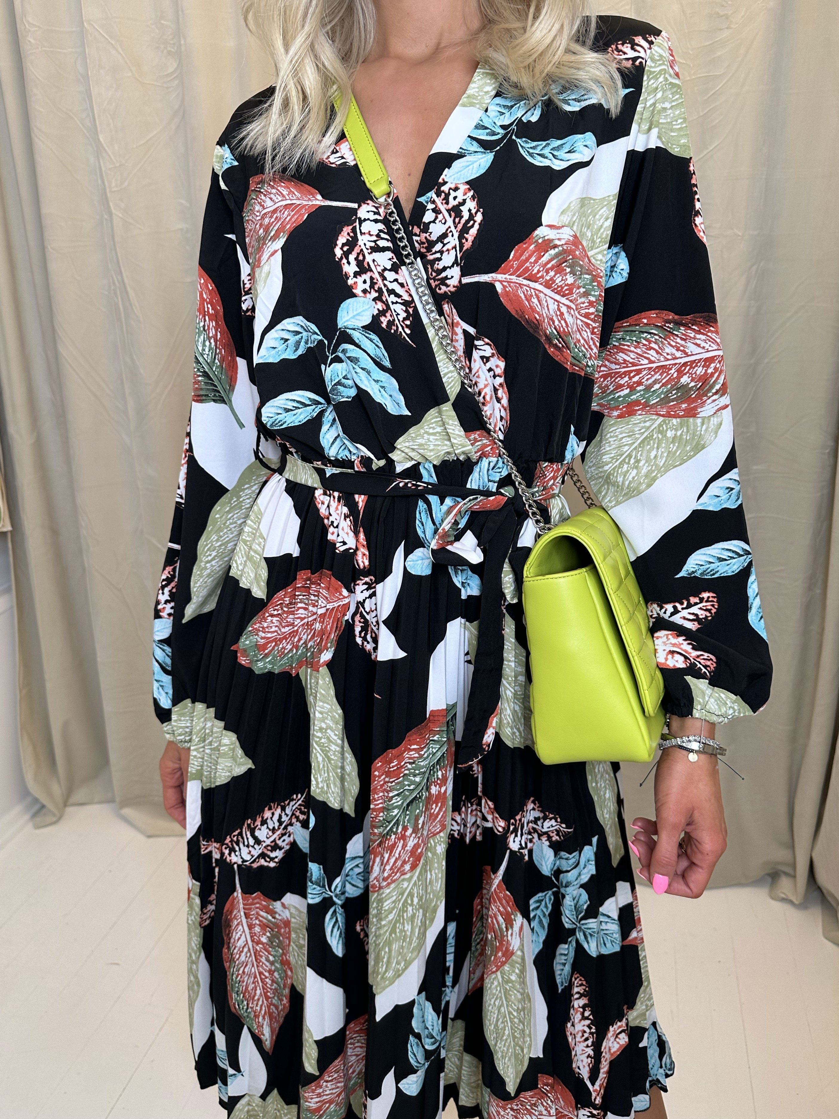 Blanca Leaf - Sød sommerkjole med plisseret skørt